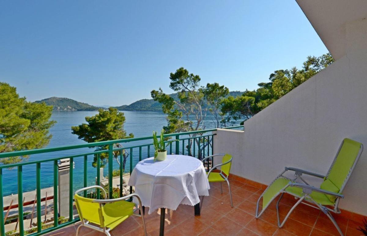 Apartments Luka Uble ภายนอก รูปภาพ