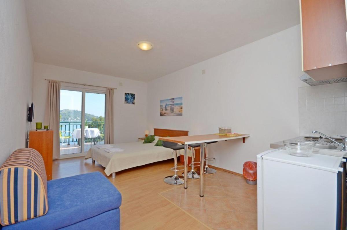 Apartments Luka Uble ภายนอก รูปภาพ