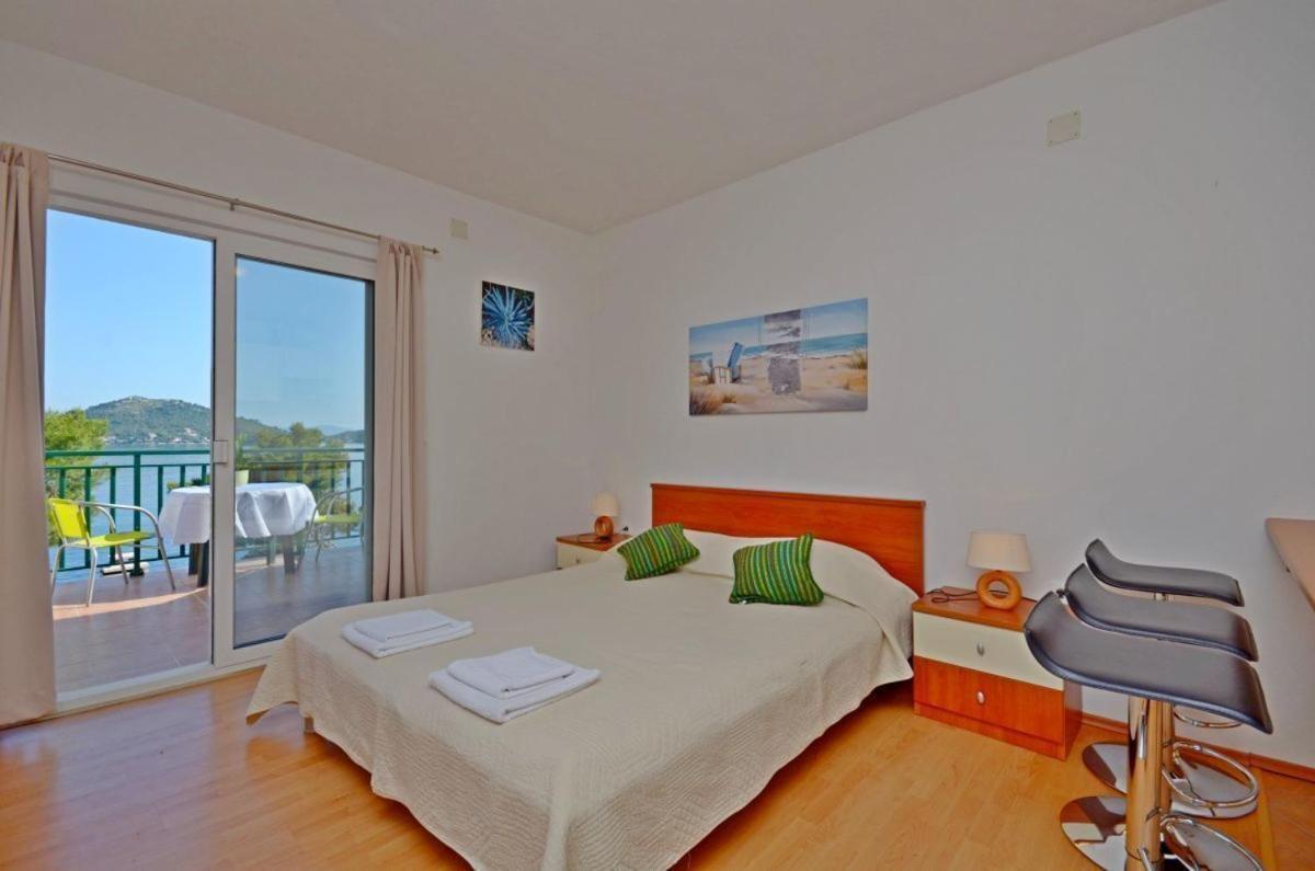 Apartments Luka Uble ภายนอก รูปภาพ